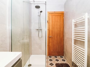 Bathroom - Derwen-las (Penmaenmawr)