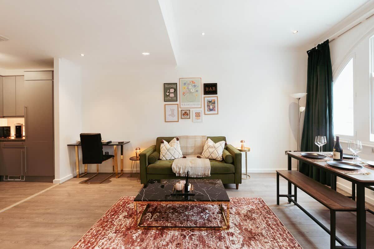 Un salon moderne avec un canapé, une table basse et un coin repas.