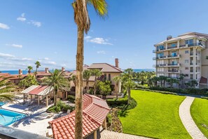 Ein Resort mit Schwimmbad, Palmen und Meerblick.