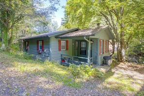 A small, single-story cabin with a porch, surrounded by dense trees. - Creekside Haven 5 Mi to Dtwn Boone! Bring Your Pup (Boone)