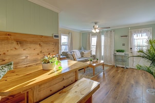 Una sala de estar acogedora con un banco de madera, un sofá y una mesa de centro.