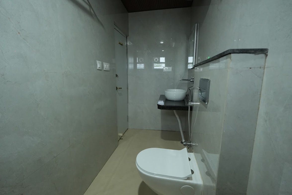 Un bagno piccolo e privato con toilette, lavandino e zona doccia.
