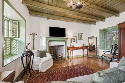 Pond & Longhorn Views! Timeless Round Top Retreat