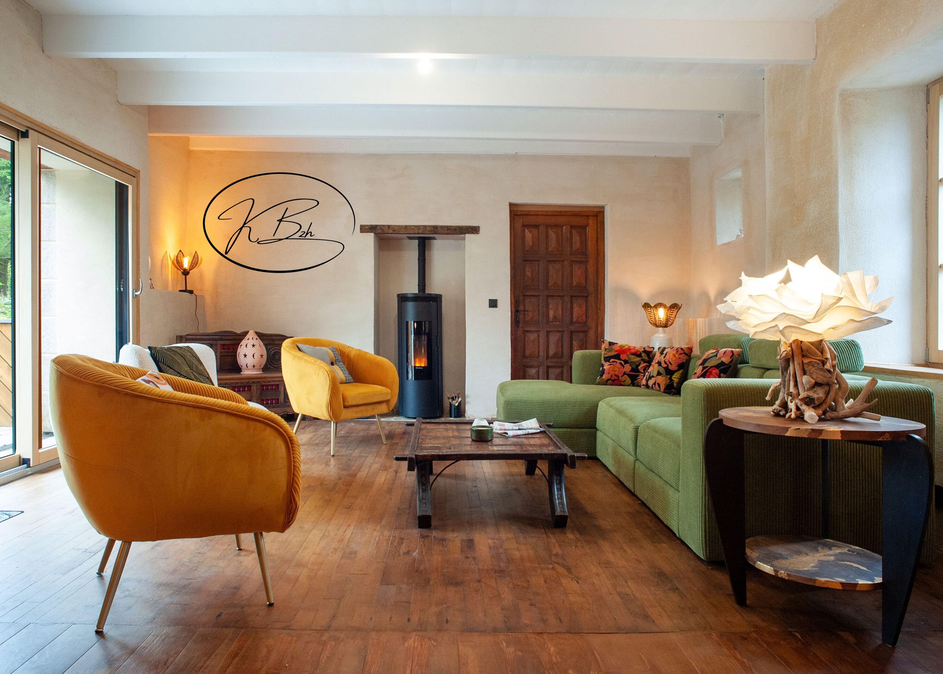 Una sala de estar acogedora con chimenea, un sofá, un sillón amarillo y una mesita de centro.