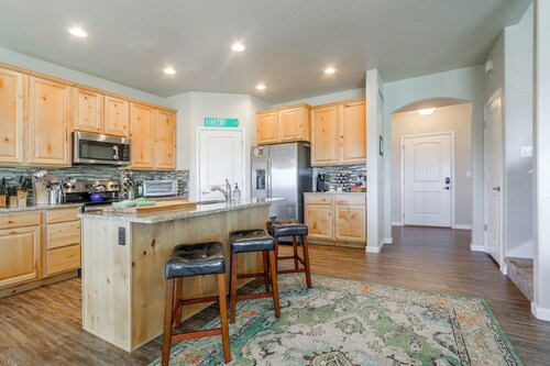 Family-friendly Home! Walk to Windsor Lake