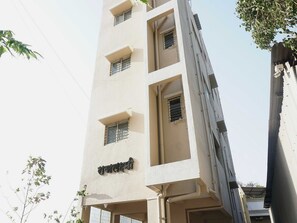 Un edificio de varios pisos con varias ventanas y una señal visible.