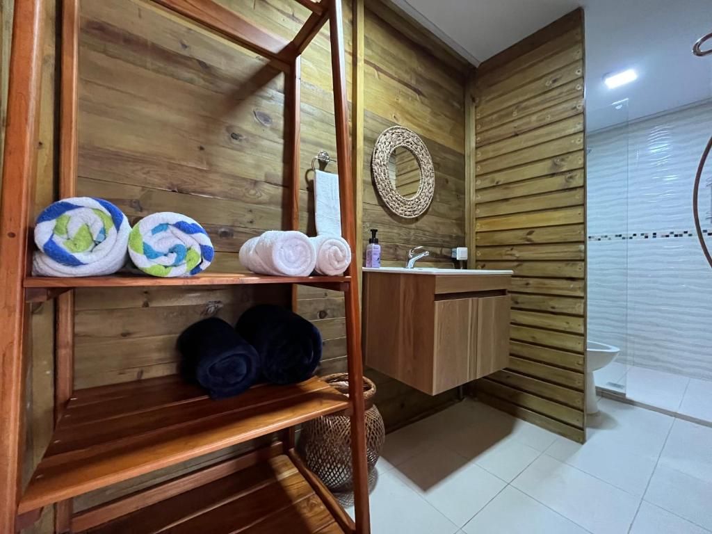 Interior em madeira com uma pia e um espelho.