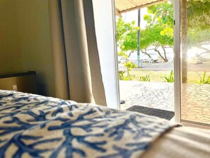 Habitació d'hotel amb un llit, una finestra i vista a l'espai exterior.
