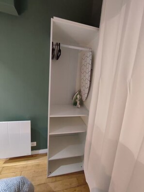 A room with a white wardrobe, a patterned shower curtain, and a green wall. - Apartment in the heart of the Chartrons (Bordeaux)