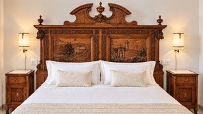A double bed with a wooden headboard, two bedside tables, and lamps on either side. - Rosa Tower | Sea View Villa · Step-Free · Private Parking · Sun Deck (Praiano)