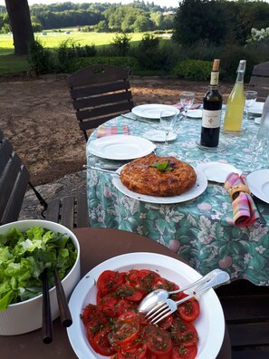 Outdoor dining - Guest Room 'Chambre Minane' with Park, Pond and Nature Views, Wi-Fi (Royères)