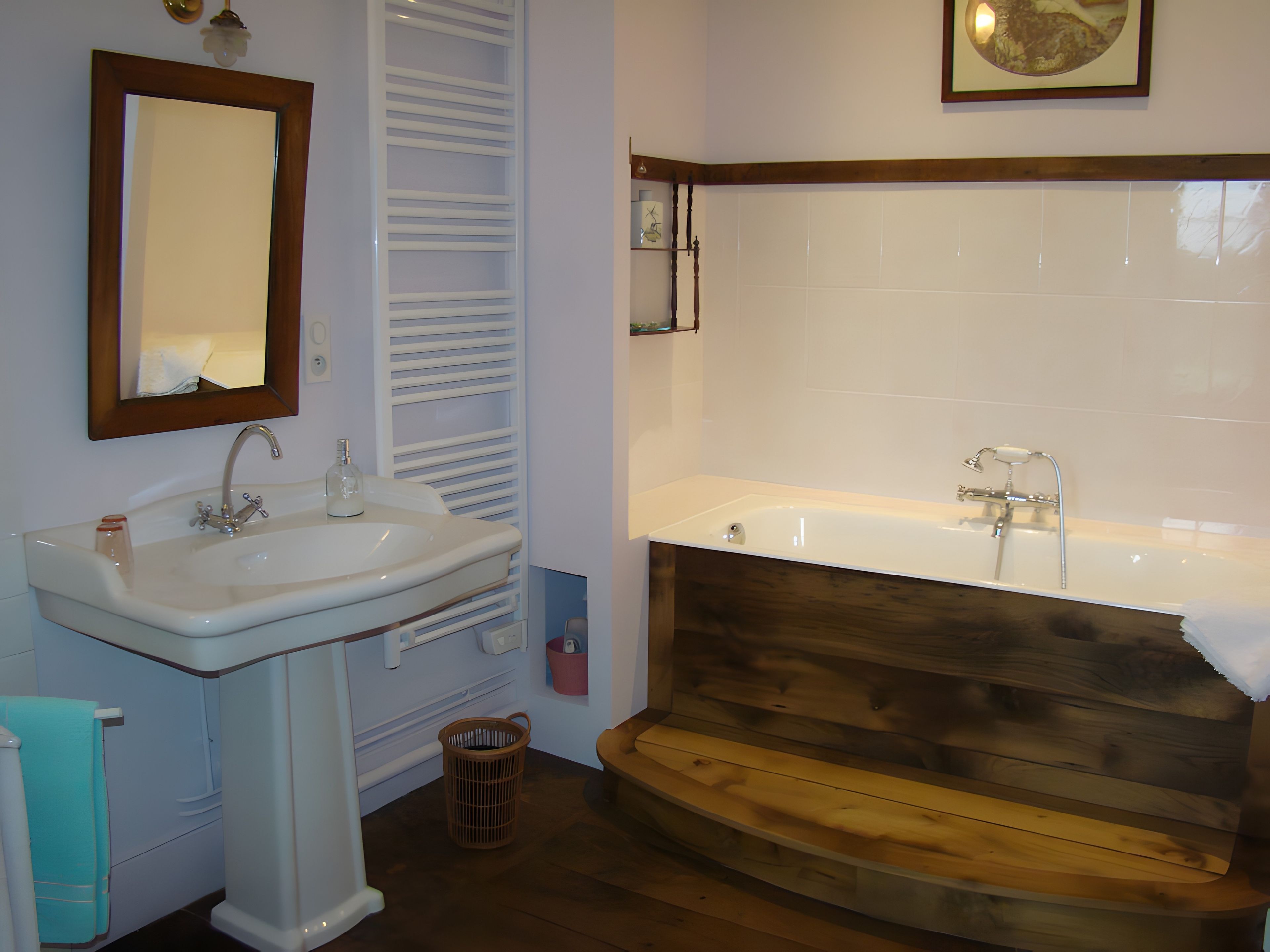Une salle de bain avec un lavabo, un miroir et une baignoire.