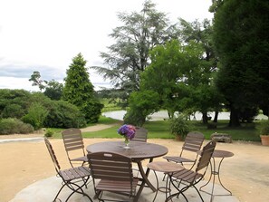 Outdoor dining - Guest Room 'SuiteTante Madeleine' with breathtaking views of ponds, park and Limousin countryside (Royères)