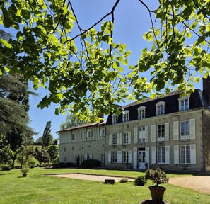 Exterior - Guest Room 'SuiteTante Madeleine' with breathtaking views of ponds, park and Limousin countryside (Royères)