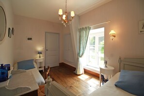 Room - Guest Room 'SuiteTante Madeleine' with breathtaking views of ponds, park and Limousin countryside (Royères)