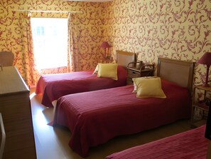 Room - Guest Room 'Suite Familiale' with Pond View, Shared Terrace and Wi-Fi (Royères)