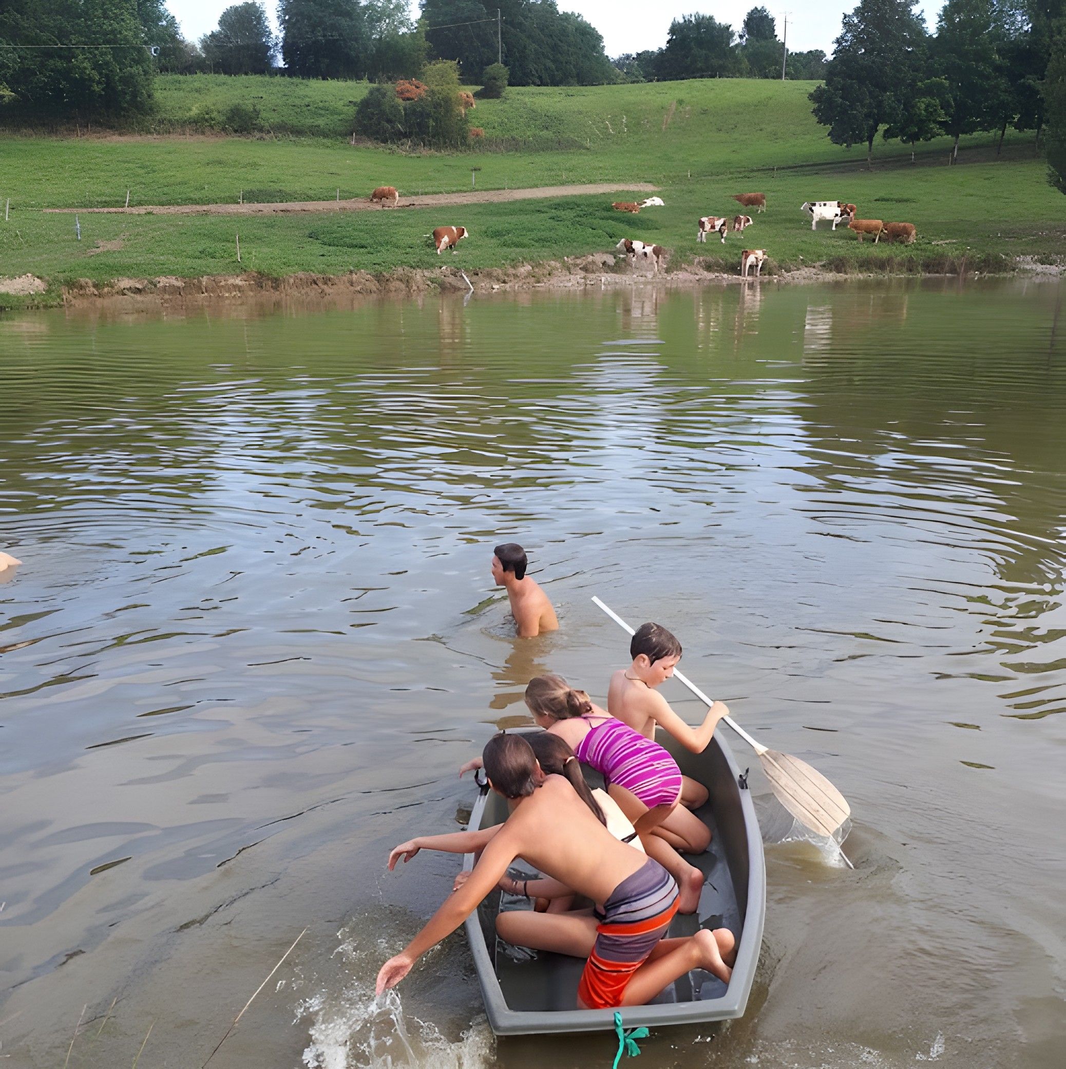 Un groupe de personnes se trouve dans un petit bateau sur une étendue d’eau calme, avec une zone herbeuse et des arbres en arrière-plan.