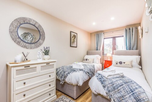 Ground-Floor 2-Bed Apt · Free Parking · Walk to Fishbourne Roman Palace