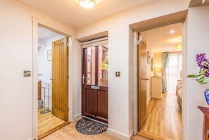 The entrance hall links the bedrooms and bathroom off a central door. - Ground-Floor 2-Bed Apt · Free Parking · Walk to Fishbourne Roman Palace (Fishbourne)