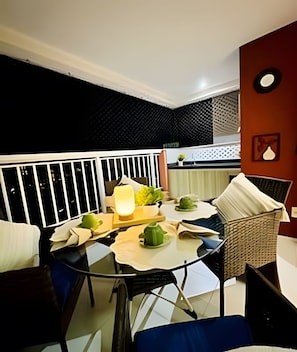 A dining area with a round table, chairs, and a decorative light. - Porto Beach próximo ao Beach Park (Aquiraz)