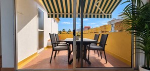 Outdoor dining - Apartment 'Ocean Peak Ático' with Sea View, Mountain View and Wi-Fi (Los Realejos)