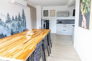 A modern kitchen with a built-in oven, a microwave, and a toaster. - Charming, fully renovated village house (Siersthal)