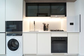 Private kitchen - Elegant Studio Stay in Sky Hills | Dubai (Dubai)