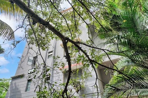 A building with multiple windows and a visible sign with the letters 'O/C'. - Hotel O Aru Sai (Pune)