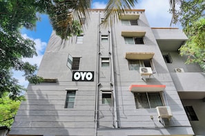 A multi-story building with a sign reading 'OYO' on the facade. - Hotel O Aru Sai (Pune)
