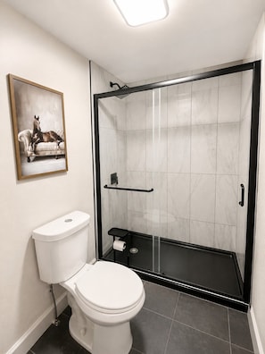 Nashville Love Bathroom Pic1 - Escape to the cool mountain air of Arizona’s beautiful White Mountains (Show Low)