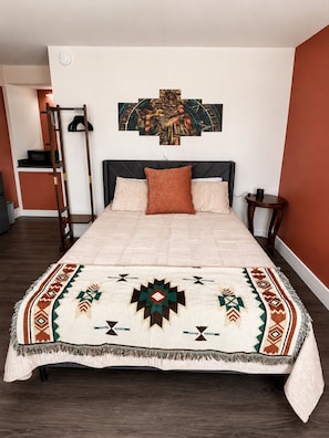 Santa Fe Suite Bedroom Suite5 - Escape to the cool mountain air and peaceful beauty of Arizona’s White Mountains. (Show Low)