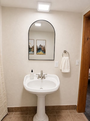 Santa Fe Suite Bathroom Pic3 - Escape to the cool mountain air and peaceful beauty of Arizona’s White Mountains. (Show Low)