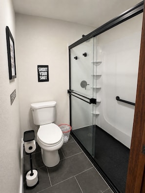 Hoop Dreams Bathroom Pic1 - Escape to the cool mountain air and peaceful beauty of Arizona’s White Mountains. (Show Low)