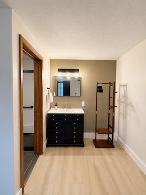 Hoop Dreams Vanity Closet Area Pic1 - Escape to the cool mountain air and peaceful beauty of Arizona’s White Mountains. (Show Low)
