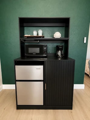 A kitchenette with a microwave, coffee maker, and two drawers. - Escape to the cool mountain air and peaceful beauty of Arizona’s White Mountains (Show Low)
