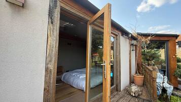 Outside office / bedroom for airbed