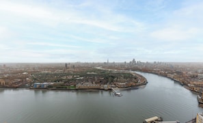 Aerial view - High-Rise Apartment with River Views in Canary Wharf London (London)