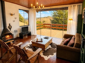 Living area - Enjoyable 2-bedroom cabin in charming Campos do Jordão (Campos do Jordão)