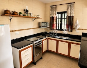 Private kitchen - Enjoyable 2-bedroom cabin in charming Campos do Jordão (Campos do Jordão)