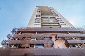 A high-rise building with multiple balconies and a modern architectural design. - Vom by Bhomy (São Paulo)