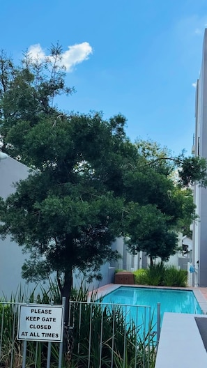 A gated pool area with a sign instructing to keep the gate closed at all times. - Fantastic 2-bedroom apartment with AC in vibrant Sandton (Sandton)