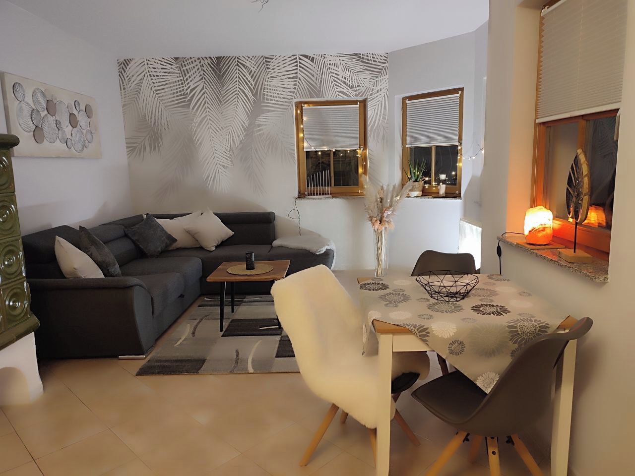 Un salon comprenant un canapé, une table basse et un coin repas avec des chaises et une table.