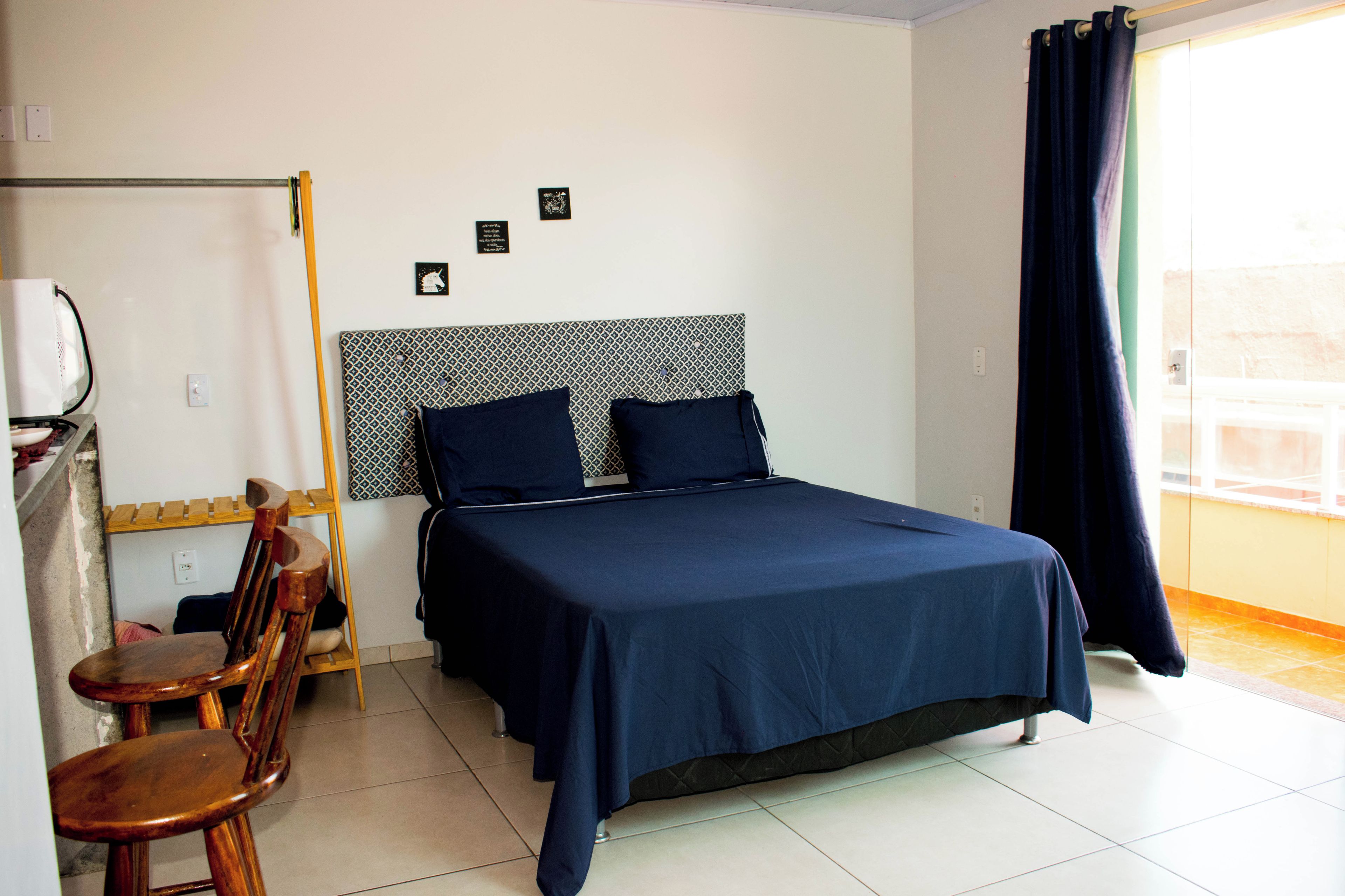 Un dormitorio con una cama, un escritorio y una silla.