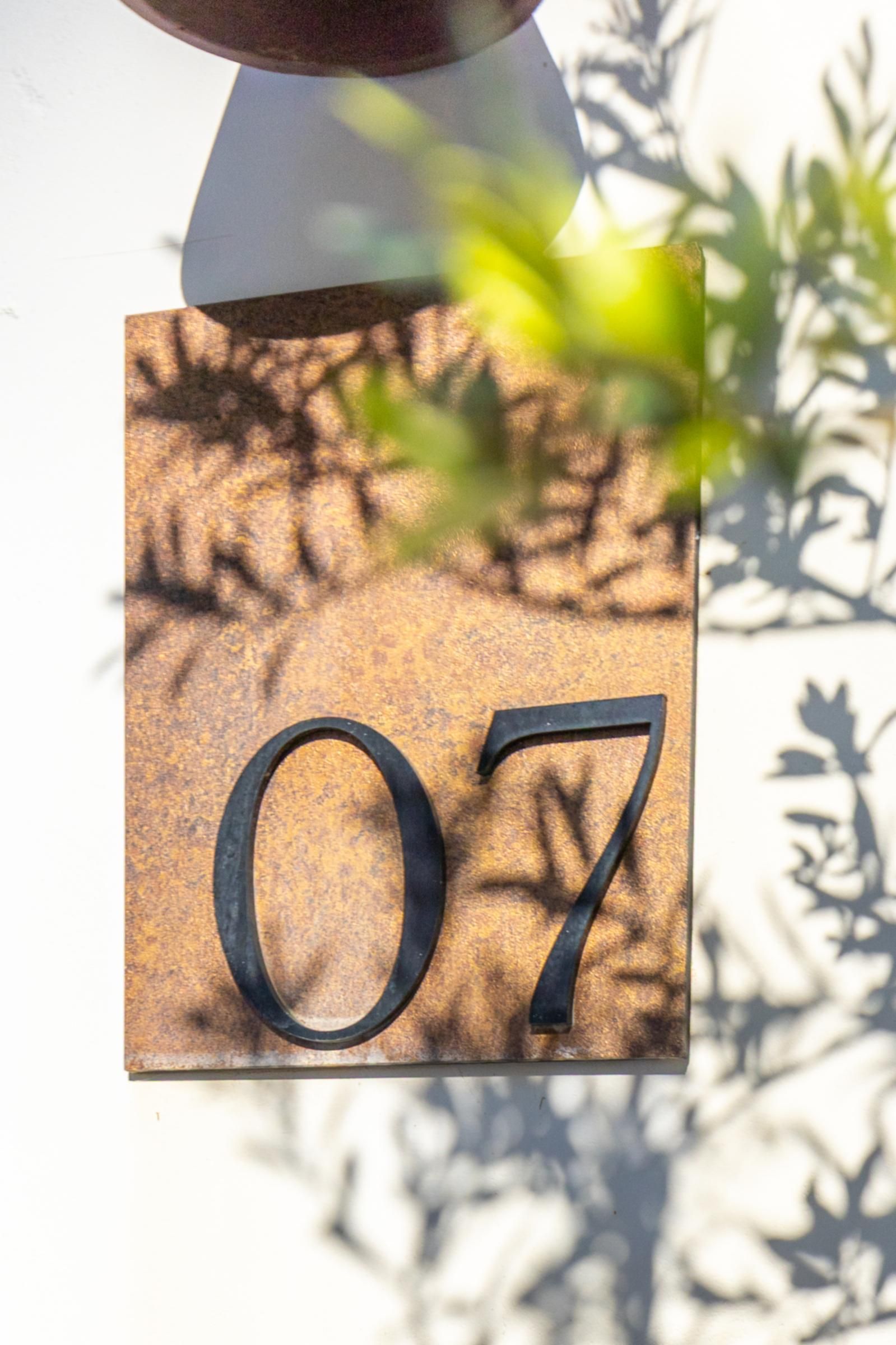 Una placa con el número 07.