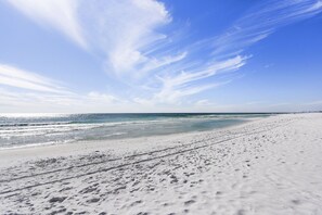A beach with a clear sky and ocean waves. - Gulf Views⛱️Walk to Beach-Kids Fountain~2 Pools-Ariel Dunes I 801-Morning Raes☀️ (Miramar Beach)
