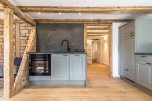 Eine Küche mit eingebautem Backofen, Spüle und Schränken.