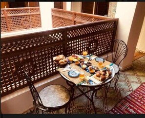 تناول الطعام بالخارج