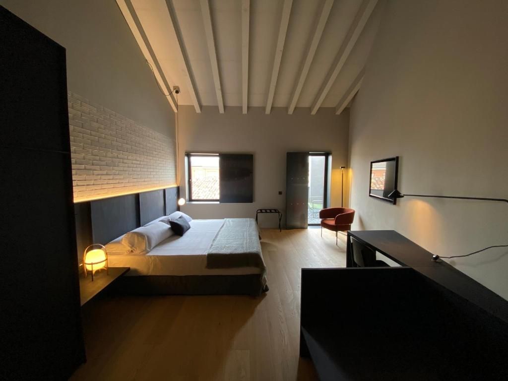 Un dormitorio moderno con cama, mesita de noche y una silla.