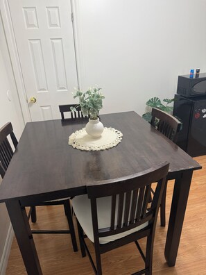 Dining - Modern Private Suite | Kitchenette | Wi-Fi | Parking | Self Check-In (Greater Sudbury)