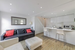 Living area - Chic & Spacious 1 Bed House close to the centre (Cardiff)